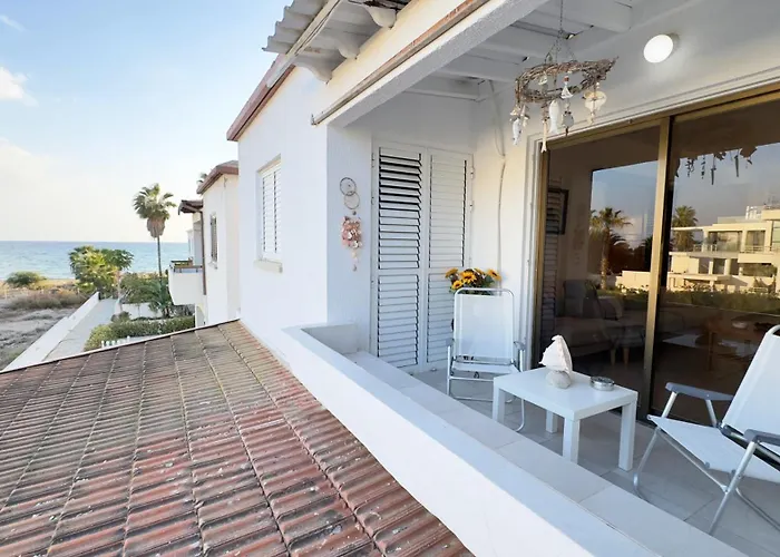 Sundy Beach Seaview 2Bdr Larnaka Dhekelia Апартаменти Ларнака